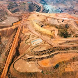 MAGNETITE IRON ORE Fe  64%